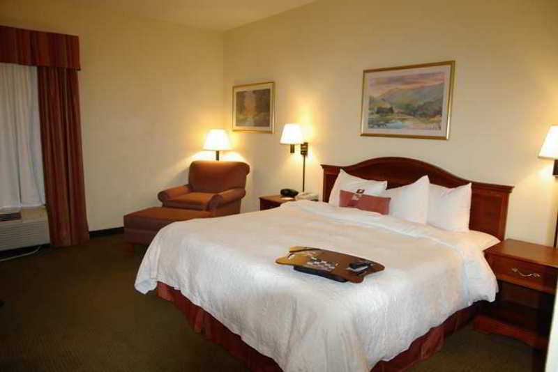 Hampton Inn Spartanburg Hotel Room photo